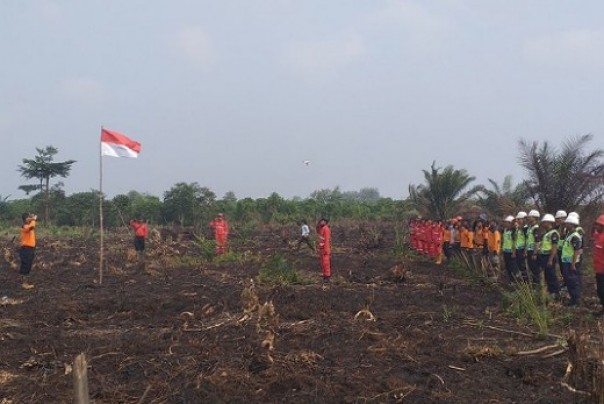 Tim Satgas Karlahut menggelar upacara di atas lahan yang telah terbakar