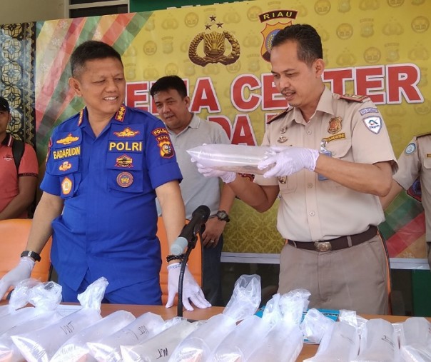 Dirpolairud Polda Riau Kombes Badarudin bersama Kepala Stasiun Karantina Ikan dan Pengendalian Mutu Pekanbaru Eko Sulystianto. Foto: Surya/Riau1.