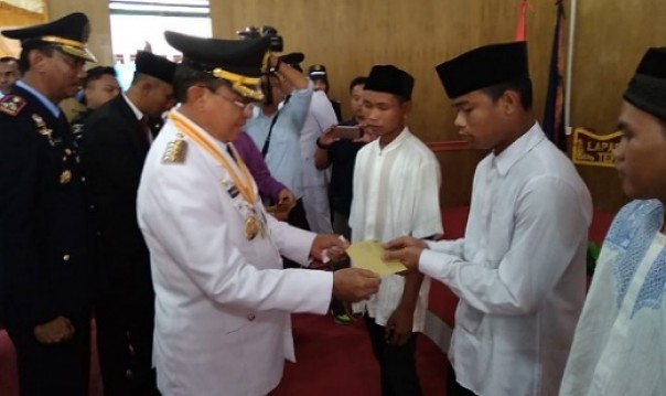 Bupati Inhil, HM Wardan menyerahkan remisi kepada para napi di Lapas Klas IIA Tembilahan