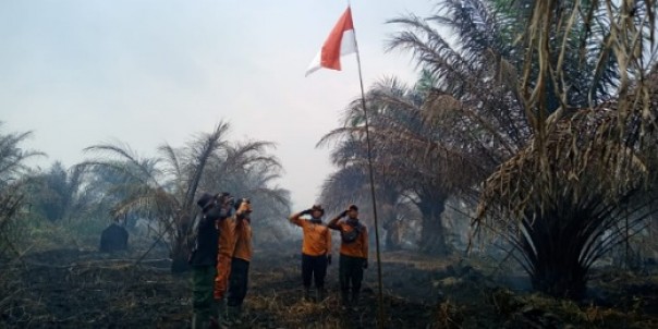 TRC BPBD Inhil gelar upacara pengibaran bendera HUT ke-74 RI di lokasi karlahut