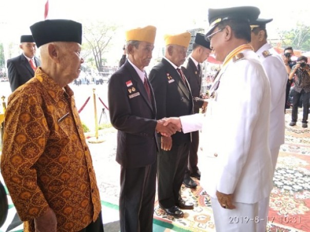 Bupati Inhil, HM Wardan menyapa para veteran usai upacara HUT ke-74 RI di Tembilahan