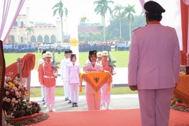 Awindi Safitri, anggota Paskibra Siak yang bertugas membawa baki bendera merah putih dalam upacara HUT ke-74 RI di Kabupaten Siak