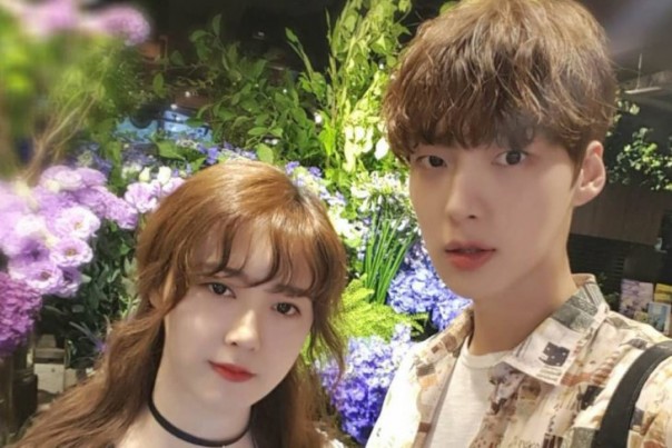 Pasangan selebritas Ku Hye-sun dan Ahn Jae-hyun. 