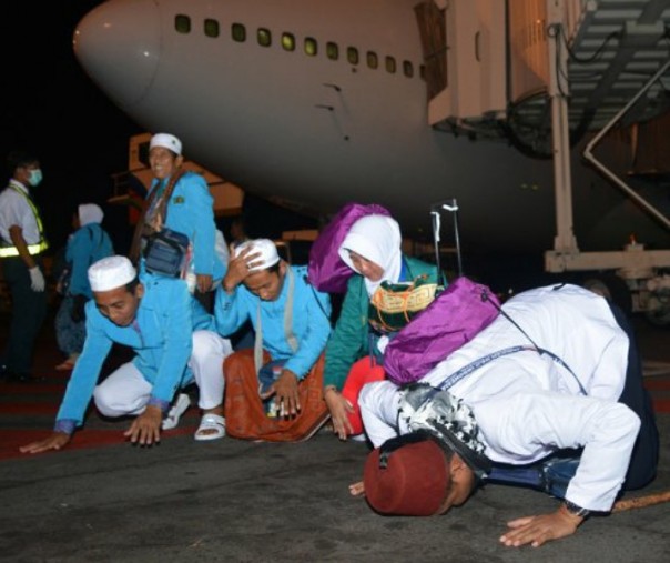 Jemaah haji sujud syukur saat tiba di Bandara Internasional Juanda Surabaya di Sidoarjo, Jawa Timur. Foto: Antara. 