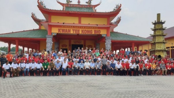Rombongan Marga Zhang Dunia dan Indonesia saat berkunjung ke vihara Kwan Tee Kong Bio Rumbai Pekanbaru