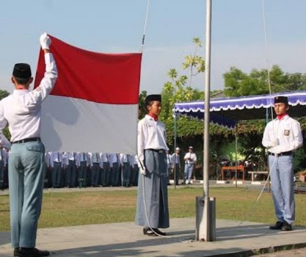 Ilustrasi siswa SMA menaikkan bendera (Foto: Istimewa/Internet)