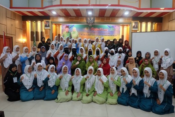 100 remaja perempuan di Tembilahan usai mengikuti pelatihan penyelenggaraan jenazah