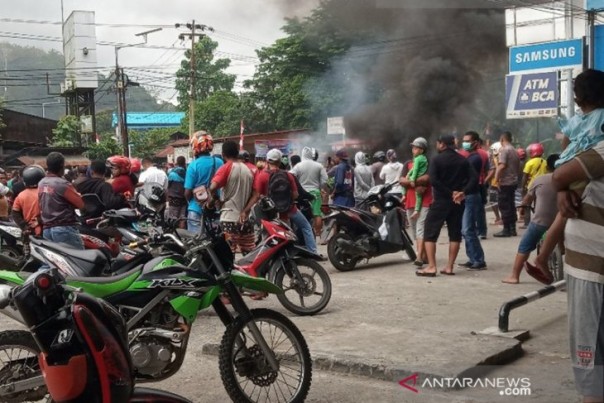 Aksi massa memblokade jalan di pintu masuk Jl Trikora Wosi, Manokwari, Senin pagi. 