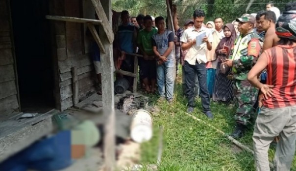 Jasad korban saat ditemukan warga tergeletak di sebuah pondok di Kelurahan Simpang Belutu, Kecamatan Kandis, Siak