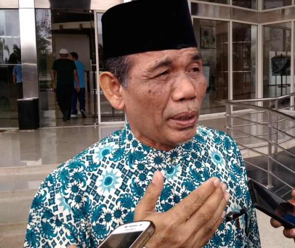 Ketua MUI Riau, Nazir Karim saat berada di halaman Pemprov Riau (Foto: Zar/Riau1.com)