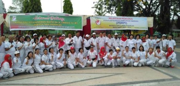 Kepala Dispora Kota Pekanbaru, Zulfahmi Adrian bersama para pengurus DPC Porpi Pekanbaru