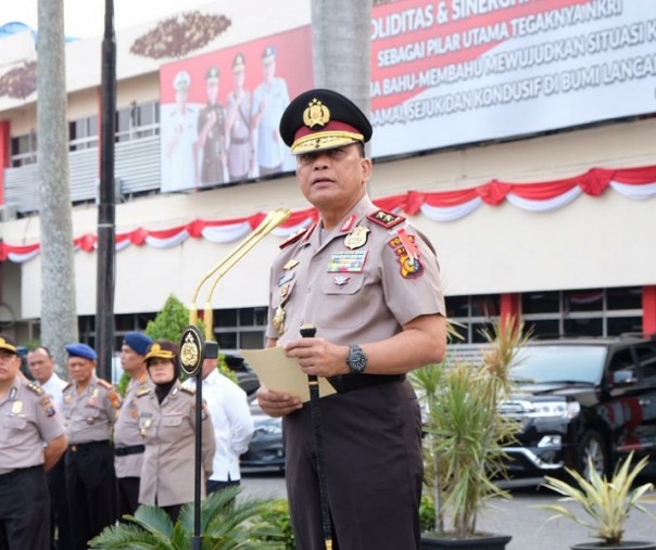 Irjen Widodo Eko menjadi Irup Apel PTDH enam personel di halaman Mapolda Riau, Senin pagi.