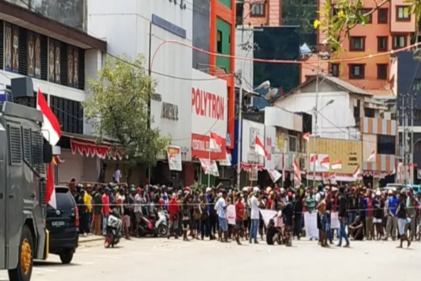 Pengunjung rasa warga berkumpul di sudut jalan menuju Kantor Gubernur di Jayapura, Senin. 