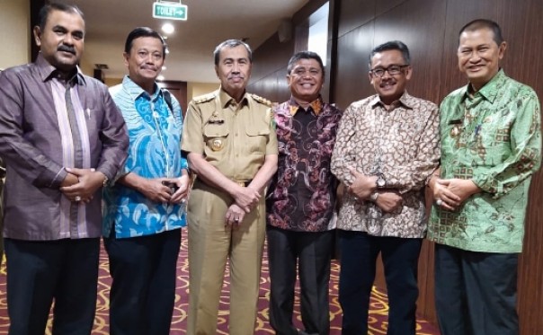 Wabup Inhil, Syamsuddin Uti saat mengikuti RUPSLB BRK di Pekanbaru