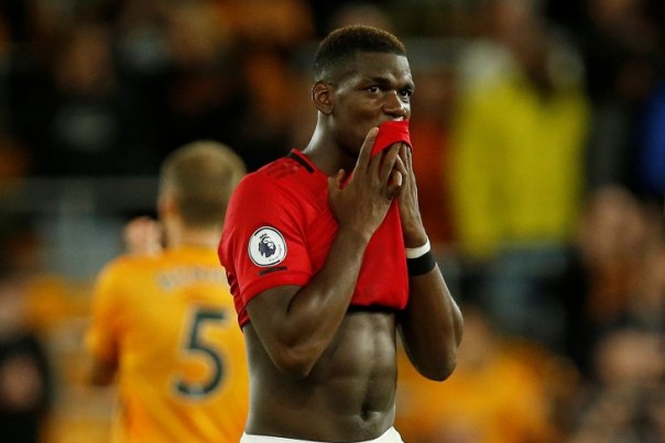Pemain Manchester United, Paul Pogba tampak kecewa usai penalti gagal ke gawang Wolves, Selasa dini hari WIB. 