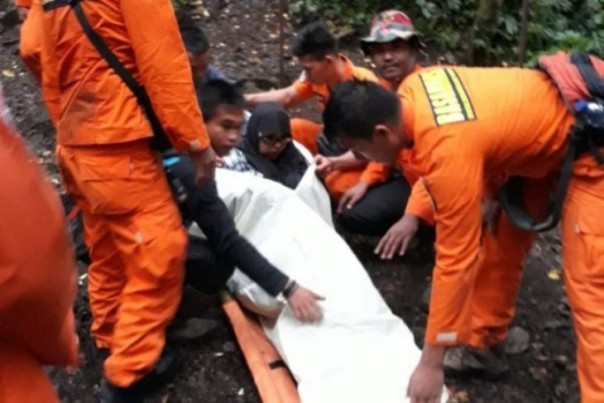Ilustrasi Tim Basarnas mengevakuasi seorang pendaki Gunung Kerinci Jambi yang cedera beberapa waktu lalu.