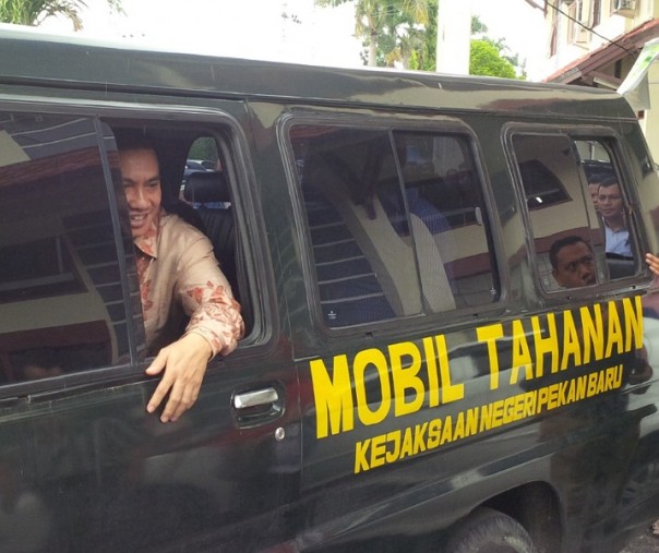 Mantan Bupati Rokan Hulu, Suparman saat berada dalam mobil tahanan (Foto: Zar/Riau1.com)