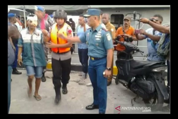ABK Kapal Mina Sejati yang selamat dengan melompat ke laut, dievakuasi petugas di Dermaga Yos Sudarso Dobo, Kabupaten Aru, Selasa. 