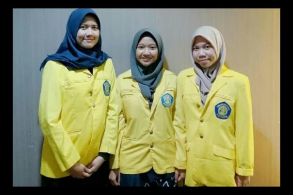 Ini tiga mahasiswa FT UI, Mustika Sari, Sarah Salsabila dan She Liza Noer yang menemukan obat antikanker serviks, Rabu. 
