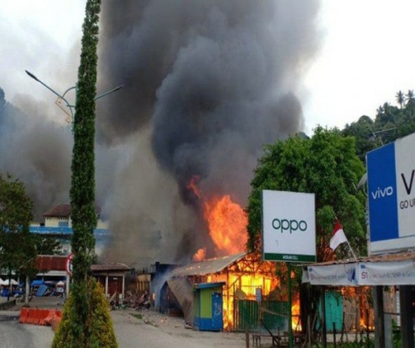 Aksi demonstrasi diwarnai pembakaran kios di Fakfak, Papua Barat, Rabu (21/8/2019). Foto: Antara.