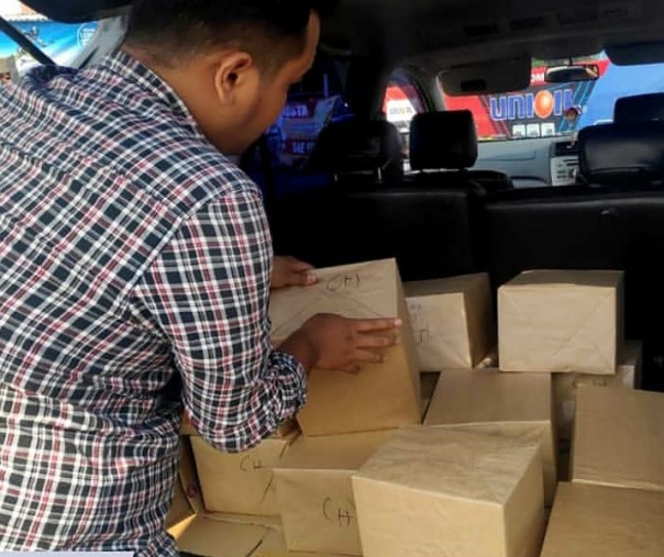Petugas KPPBC Pekanbaru memeriksa mobil bermuatan rokok ilegal berbagai merek. (Instagram BC Pekanbaru)