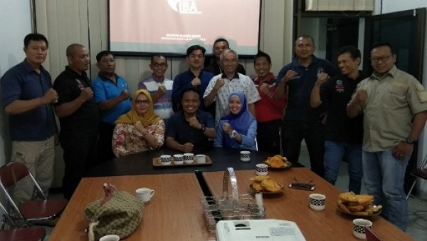 Ketua Pengprov IBA Riau, Anis Murzil bersama para pengurus Pengprov IBA Riau (foto: barkah/riau1.com)