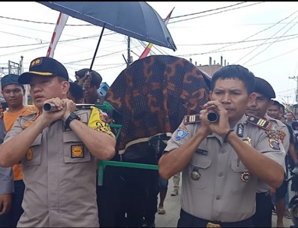 Kapolres Inhil dan Kasat Binmas Polres Inhil ikut mengangkut keranda Sipir ke peristirahatan terakhir