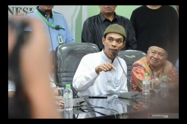 Ustadz Abdul Somad didampingi MUI Pusat saat jumpa pers di Kantor MUI Pusat Jakarta, Rabu. 