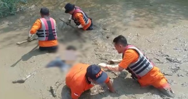 Tim Basarnas saat mengevakuasi korban terkaman buaya di Sungai Batang Tuaka Inhil