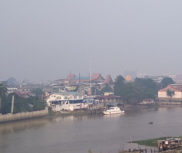 Kabut asap kadang tebal dan kadang tipis di Pekanbaru selama hampir sebulan ini. Foto: Surya/Riau1.