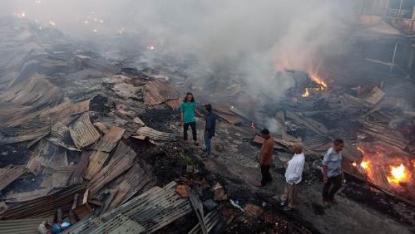 Puing-puing sisa bangunan Pasar Terapung Inhil yang terbakar dini hari tadi