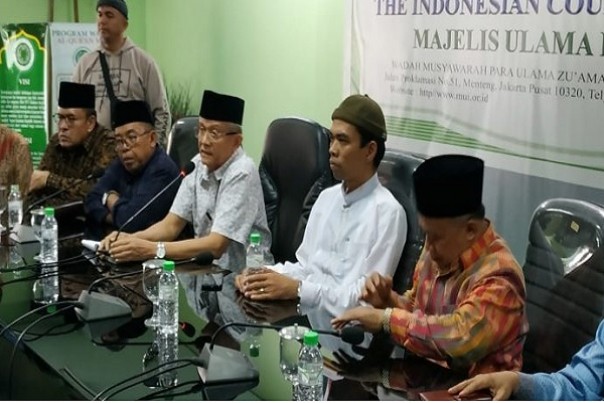 Ustadz Abdul Somad, Kabid Infokom MUI Pusat Masduki Baidhowi dan jajaran MUI Pusat, saat jumpa pers, Rabu. 