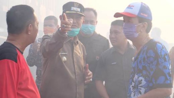 Wabup Inhil, Syamsuddin Uti saat meninjau Pasar Terapung