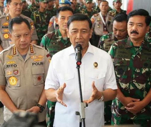 Menko Polhukam Wiranto didampingi Kapolri dan Panglima TNI. Foto: SINDOnews.com.