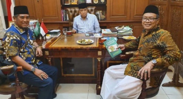 Ketua PWNU Riau, Tengku Rusli Ahmad bersama Ketua Umum PBNU, Said Aqil Siradj