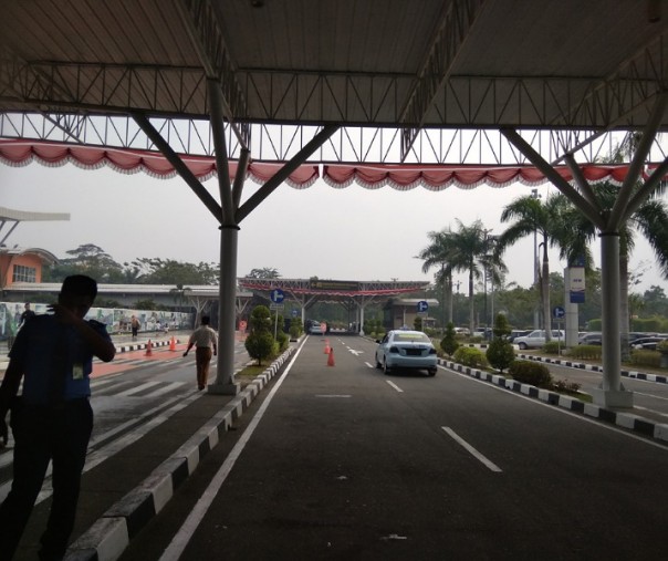 Aktivitas di jalur keberangkatan dan kedatangan penumpang di Bandara SSK  II Pekanbaru, Sabtu (24/8/2019). Foto: Surya/Riau1.