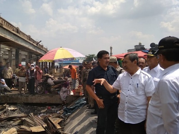 Gubenur Riau, Syamsuar saat melihat puing-puing sisa kebakaran di Pasar Terapung Inhil