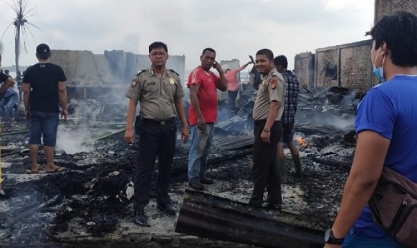 Puing-puing sisa kebakaran Pasar Sungai Apit Siak