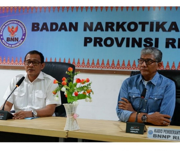 Brigjen Untung dalam jumpa persnya didampingi Kabid Pemberantasan BNN Riau, Kombes Iwan