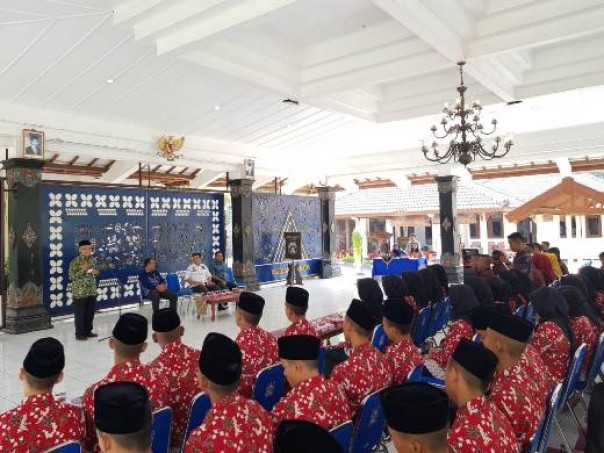 Tim Paskibra Kota Pekanbaru saat berkunjung ke rumah dinas Bupati Sleman Yogyakarta