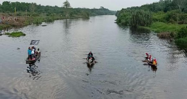 Lomba pacu sampan di Sungai Mandau