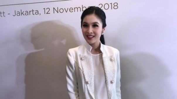 Bintang iklan dan sinetron, Sandra Dewi. 