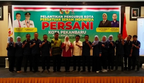 Ketua Pengcab Persani Kota Pekanbaru Syahrial, Ketua KONI Kota Pekanbaru Anis Murzil dan Ketua Pengprov Persani Riau Septina Primawati bersama jajaran pengurus Pengcab Persani Kota Pekanbaru (foto: barkah/riau1.com)