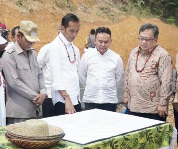 Presiden Jokowi saat meninjau salah satu lokasi calon ibu kota negara di Gunung Mas. Foto: Biro Sekretariat Pers Presiden.