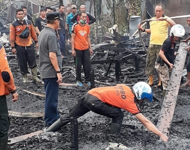 Wabup Inhil, Syamsuddin Uti meninjau lokasi kebakaran di Desa Kampung Baru Inhil
