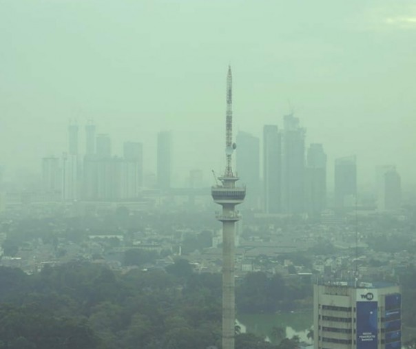Kota Jakarta yang diselimuti kabut asap polusi. Foto: Surya/Riau1.