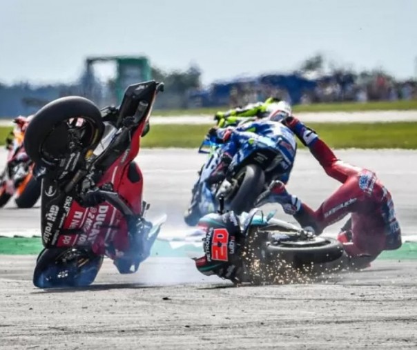 Andrea Dovizioso (Ducati Team) terjatuh setelah melindas motor Fabio Quartararo di GP Inggris, Sirkuit Silverstone, Minggu (25/8/2019). Foto: MotoGP.com.