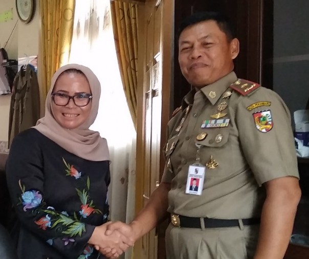 Anggota DPRD Riau Ade Hartati Rahmad saat menemui Kepala Satpol PP Kota Pekanbaru Agus Pramono, Senin (26/8/2019). Foto: Surya/Riau1.