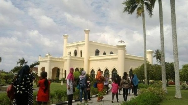 Sejumlah pengunjung datang ke Istana Siak Sri Indrapura