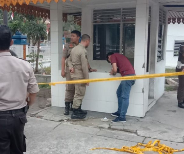 Petugas Polsek Sukajadi meminta keterangan saksi dari Satpol PP Pekanbaru. Petugas juga memasang garis polisi di pos jaga Satpol PP yang dilempar bom molotov, Selasa (27/8/2019). Foto: Istimewa.